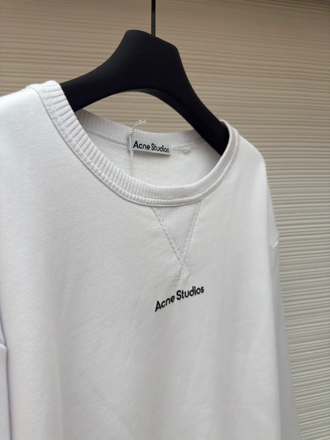 Acne Studios Logo Sweatshirt ●Authentic: Purchased and developed in 1999 ●Item number: 1680045-A35 ●Material: Pure cotton fabric ●Technology: Positioned cutting machine ●Version: Loose version ●Weight: about 690 grams ●Size: S-M-L-XL ●Description: Customized 100% cotton Zhensoft reactive ink sweatshirt material, soft to the touch, comfortable and skin-friendly, dressed in pure white, a symbol of purity and elegance A triangle of heaven and earth is quietly painted on the chest. The iconic Acne Studios seal logo embellishes the front to increase brand recognition. It outlines a high-end silhouette with extreme simplicity and becomes the smart focus of vision. It shows taste in a silent place and uses glue printing. Use glue liquid paint to print patterns on fabrics. Bake the fabric to fix the printed pattern. The overall wiring is straight and delicate, the fabric is comfortable and soft, and the color is consistent without color difference. It can be matched with the same style to create a fashionable look and control various occasions. Customized accessories, complete with three standards, same style for men and women!